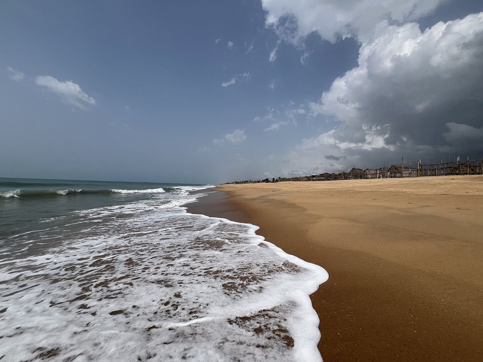 La plage Fidjrossè à Cotonou au Bénin