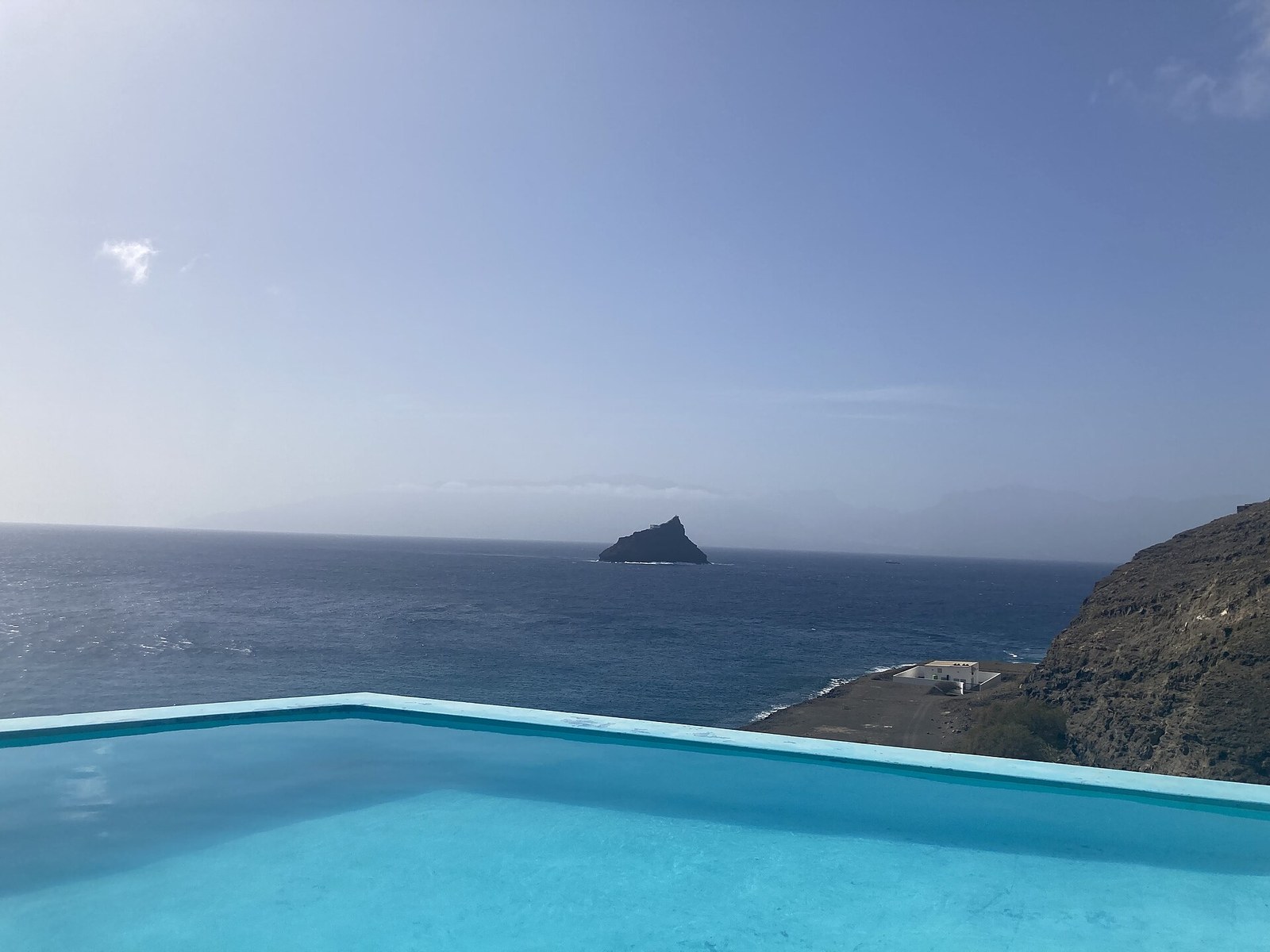 Piscina sobre o Atlântico