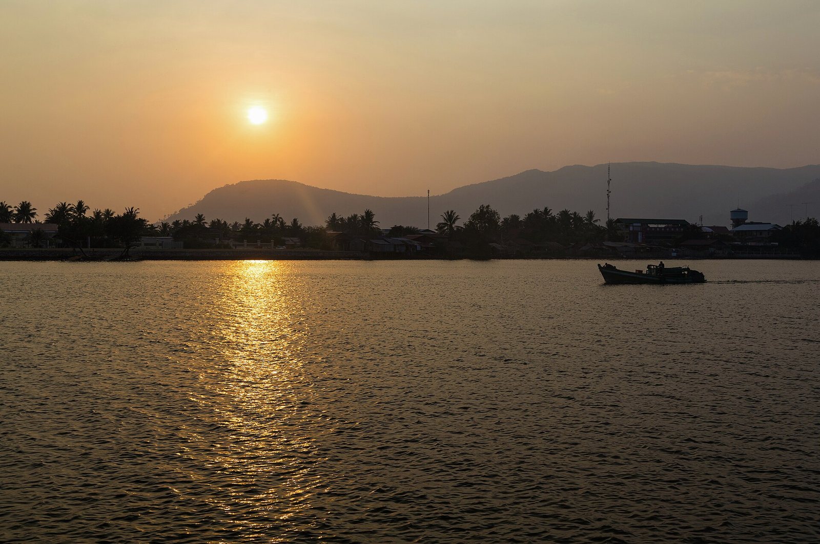 2016 Kampot, Zachód słońca nad rzeką Praek Tuek Chhu