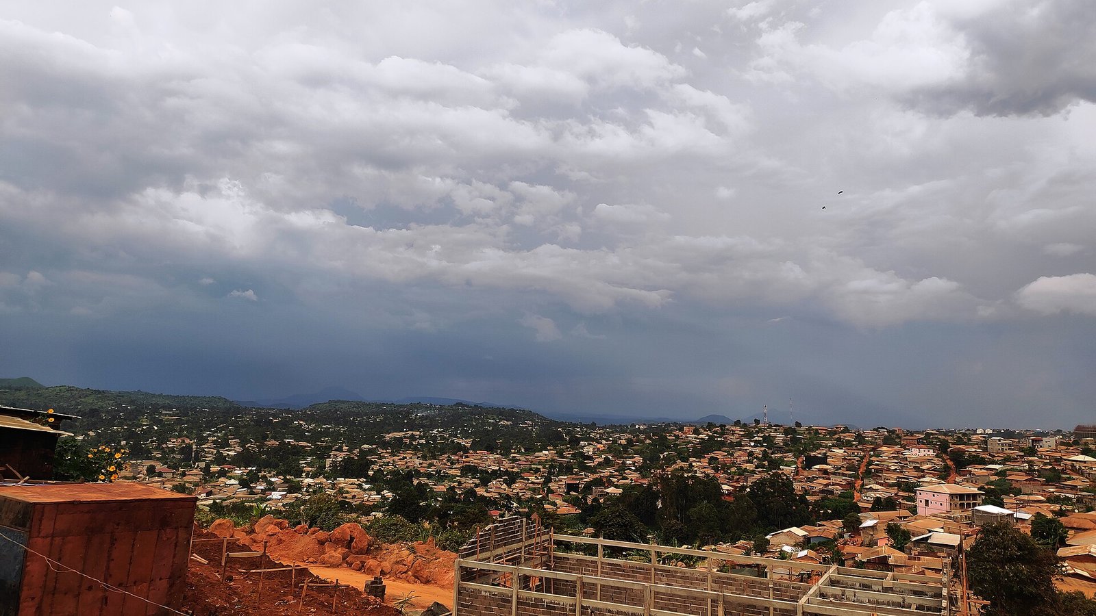 Vue aérienne de la ville de Bafoussam (6)