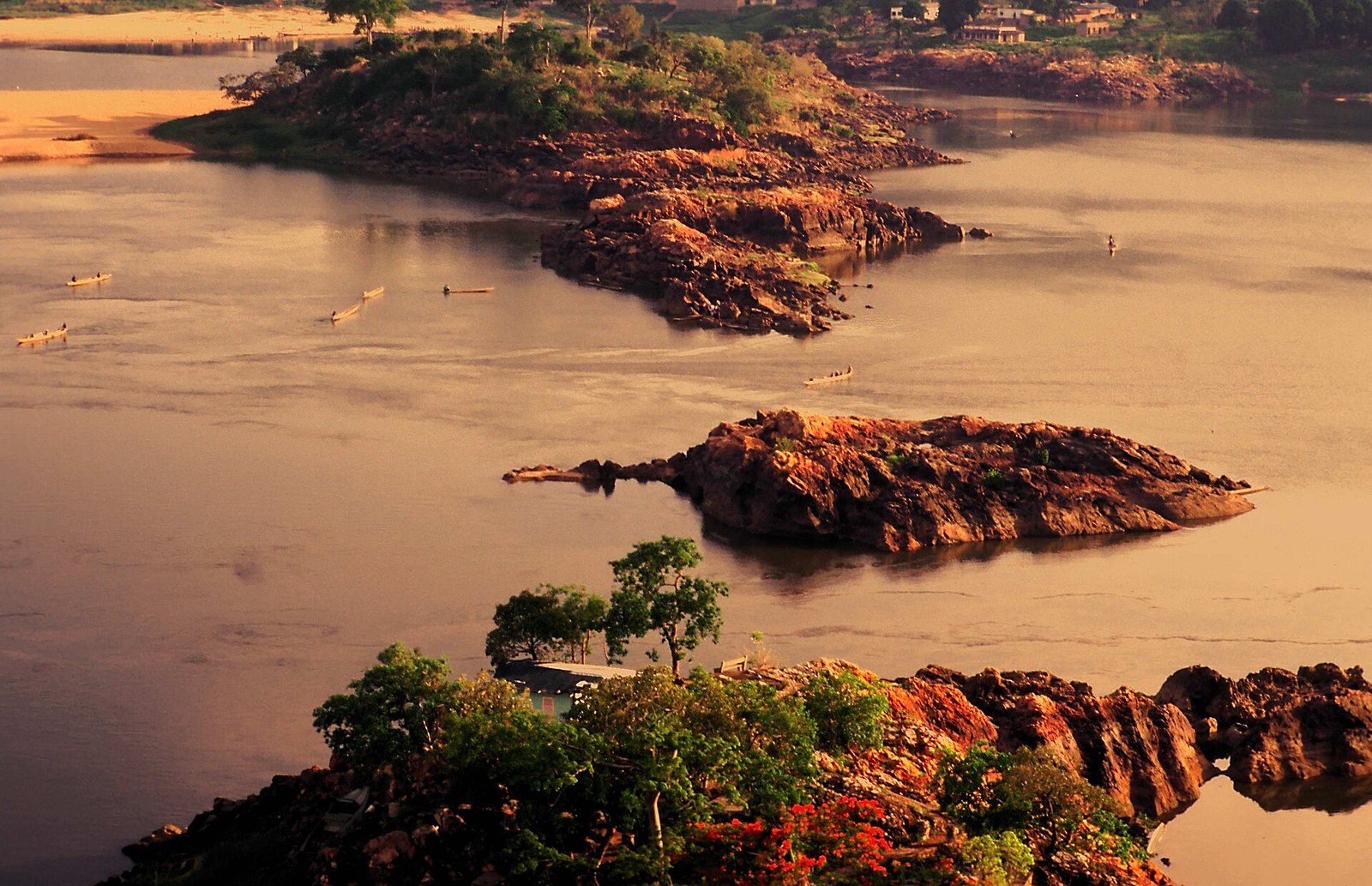Bangui Crossing - panoramio