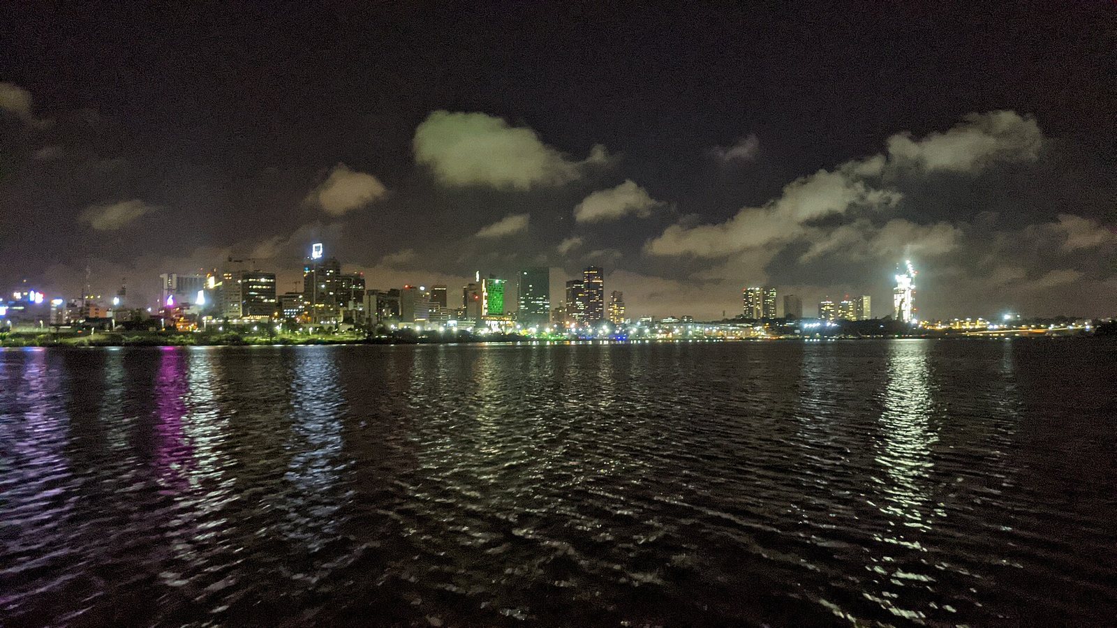 Nuit à Abidjan vue de la lagune 2