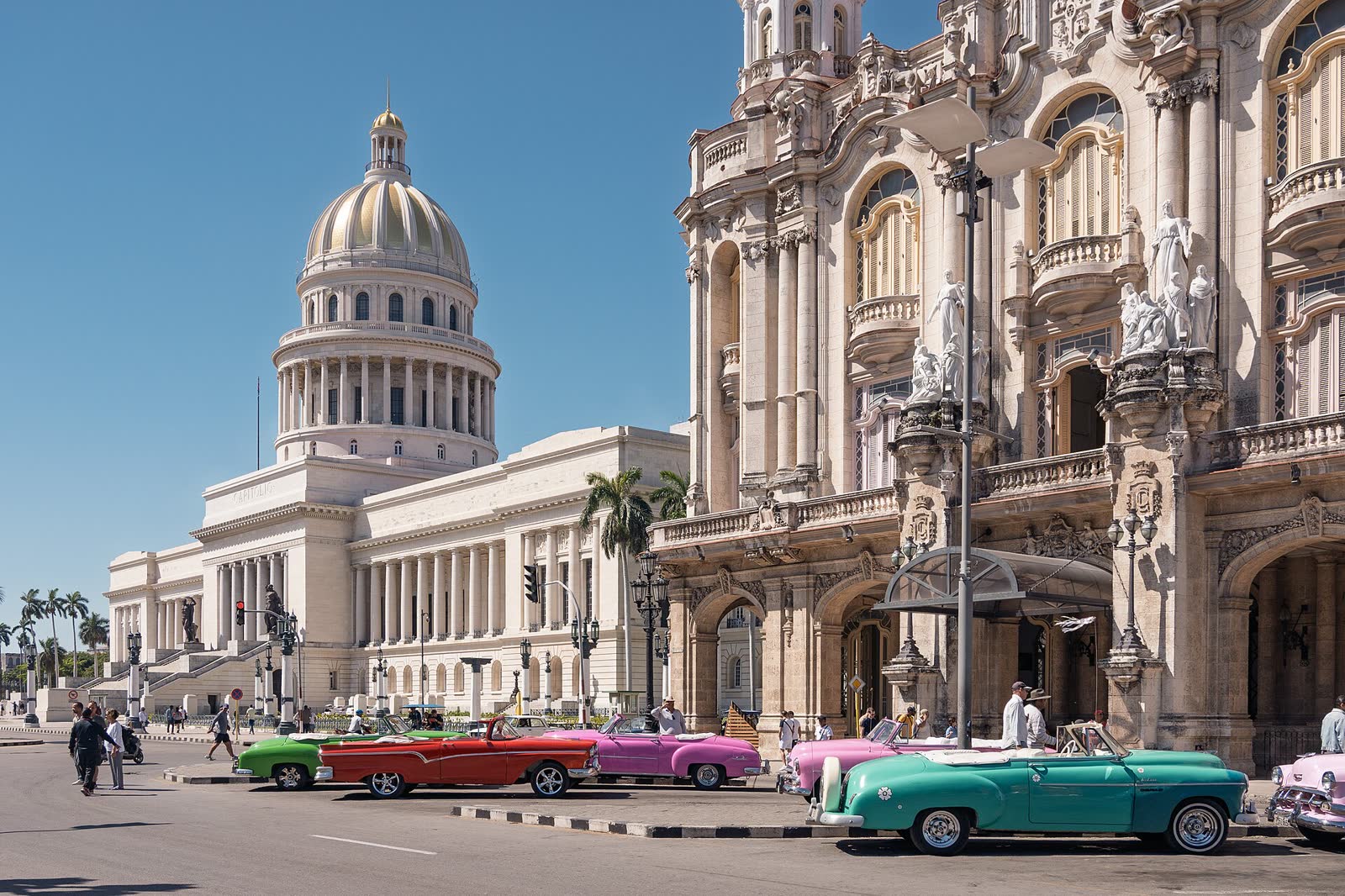 National-Capitol-and-classic-cars-in-Havana-Cuba-225-031-061A