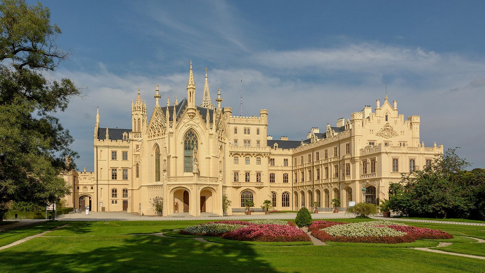 Main front of Lednice Castle 4800 Planar 3