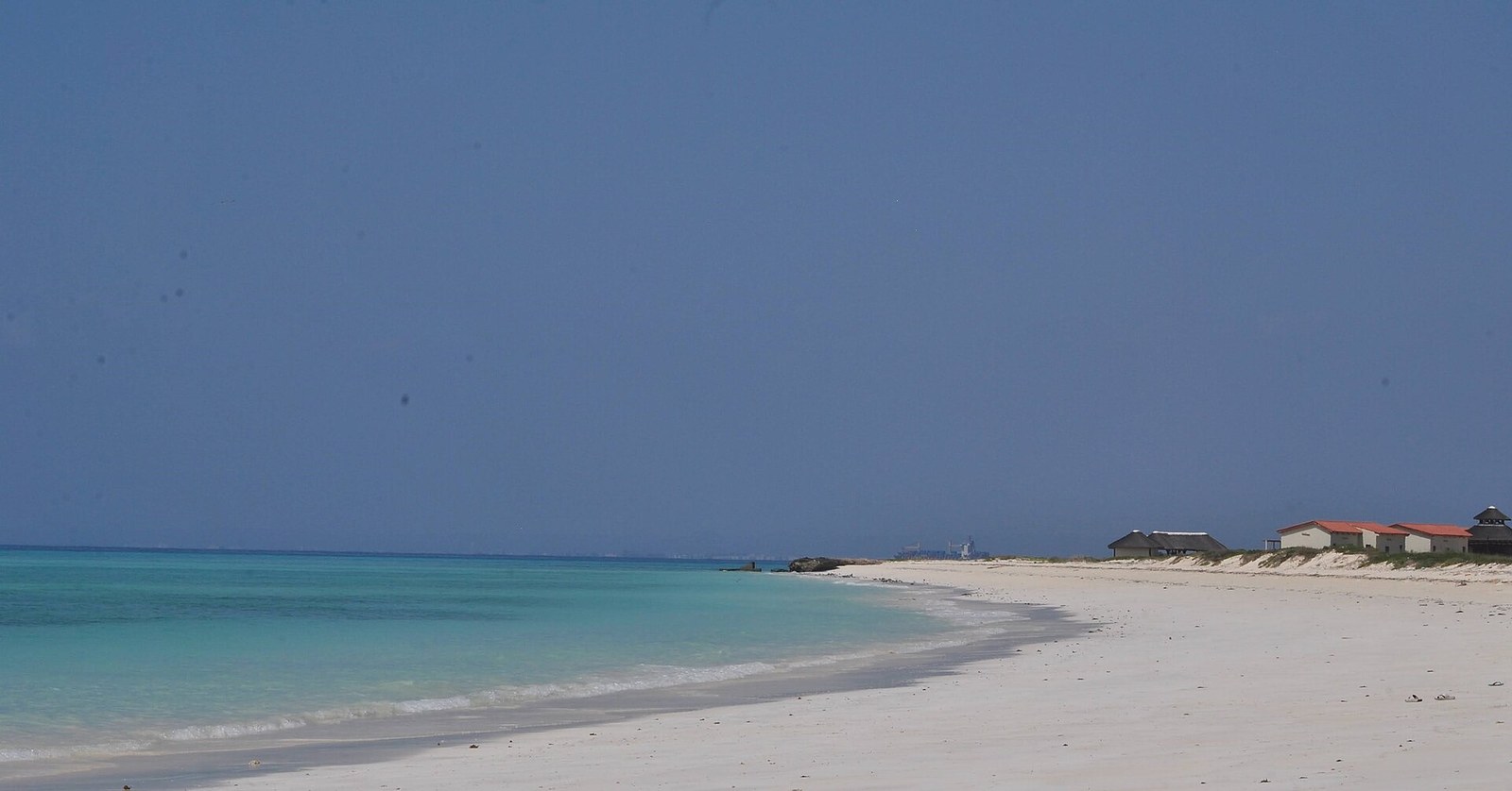 Superbe plage de l'île Moucha, baignée par une mer émeraude, à Djibouti