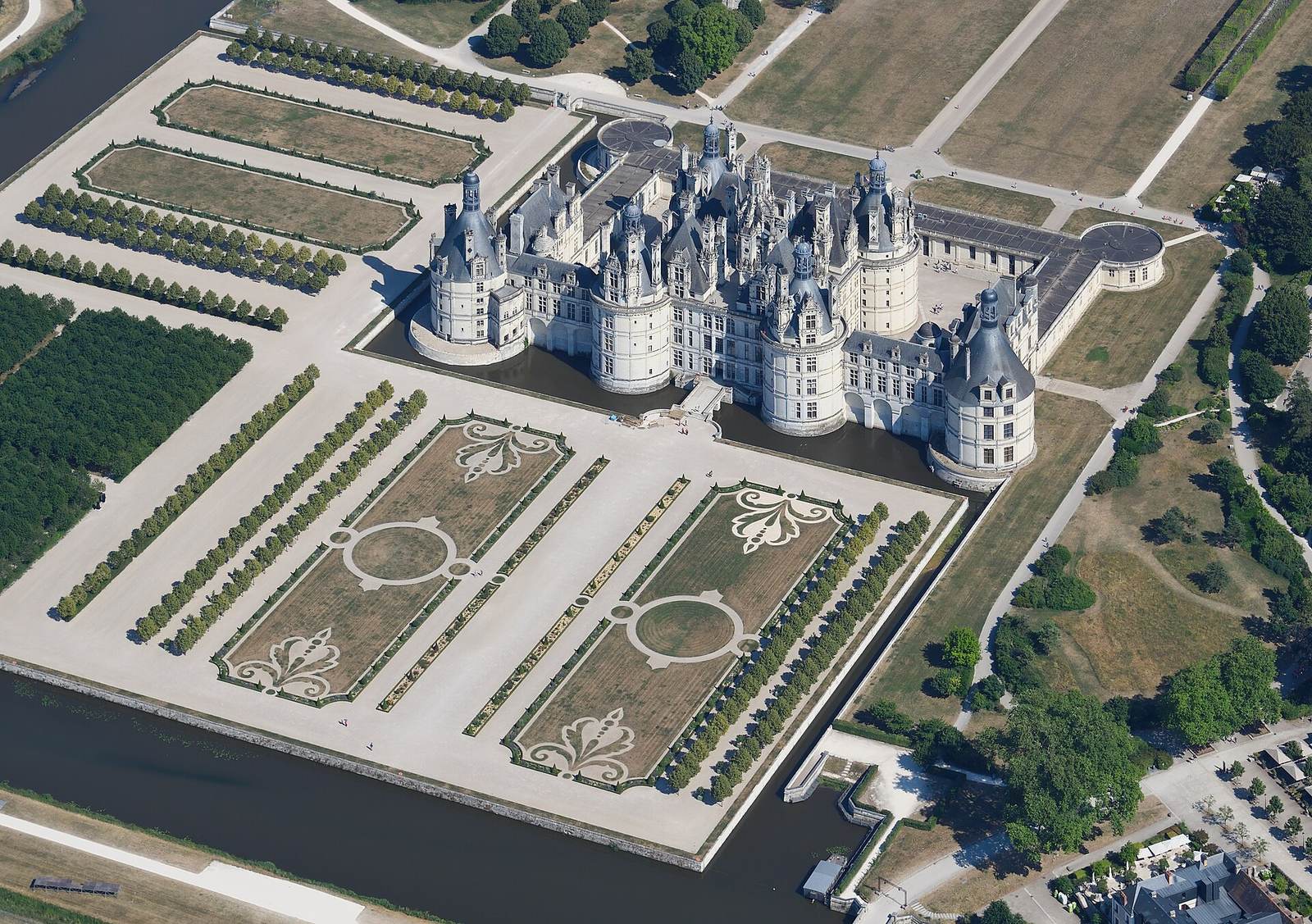 Aerial image of Château de Chambord (view from the northwest)