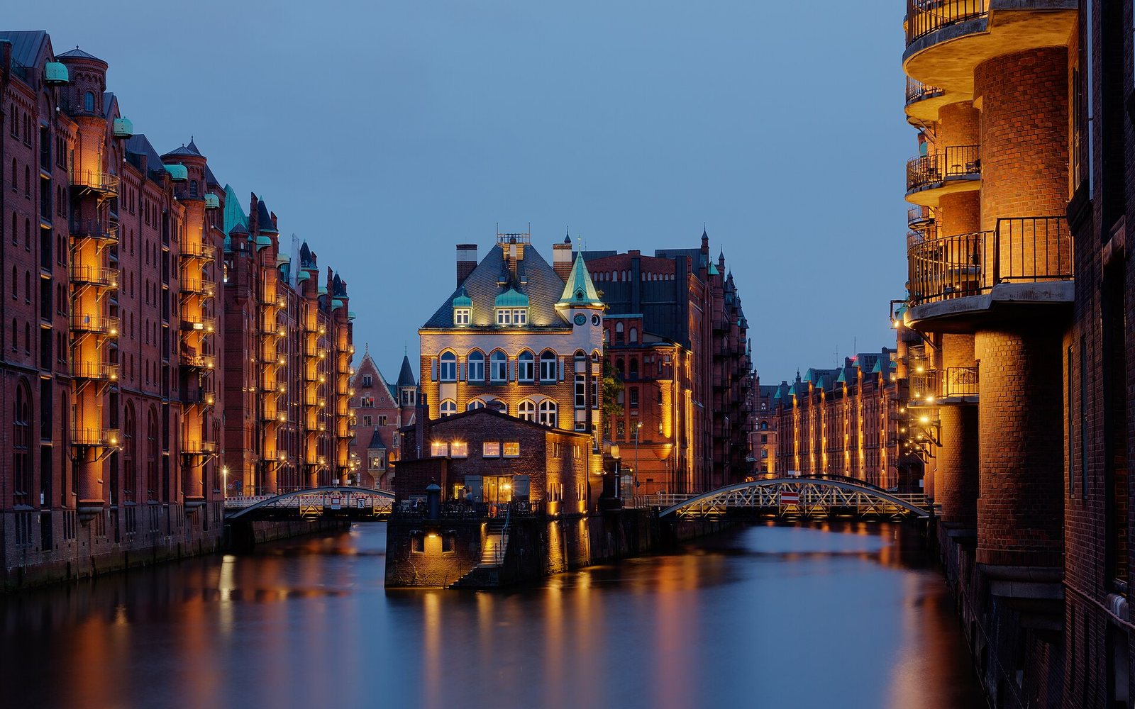 Hamburg, Speicherstadt, Wasserschloss -- 2016 -- 3265-71