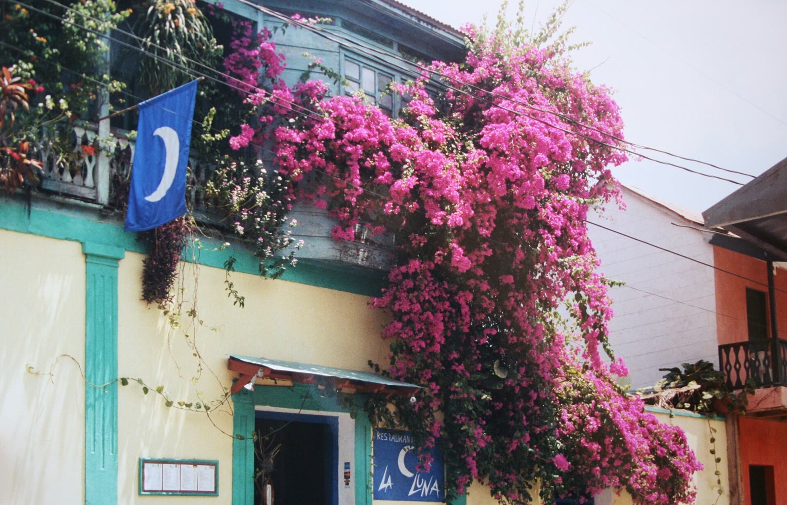 Flores, Guatemala - Balcon, Abril 2002