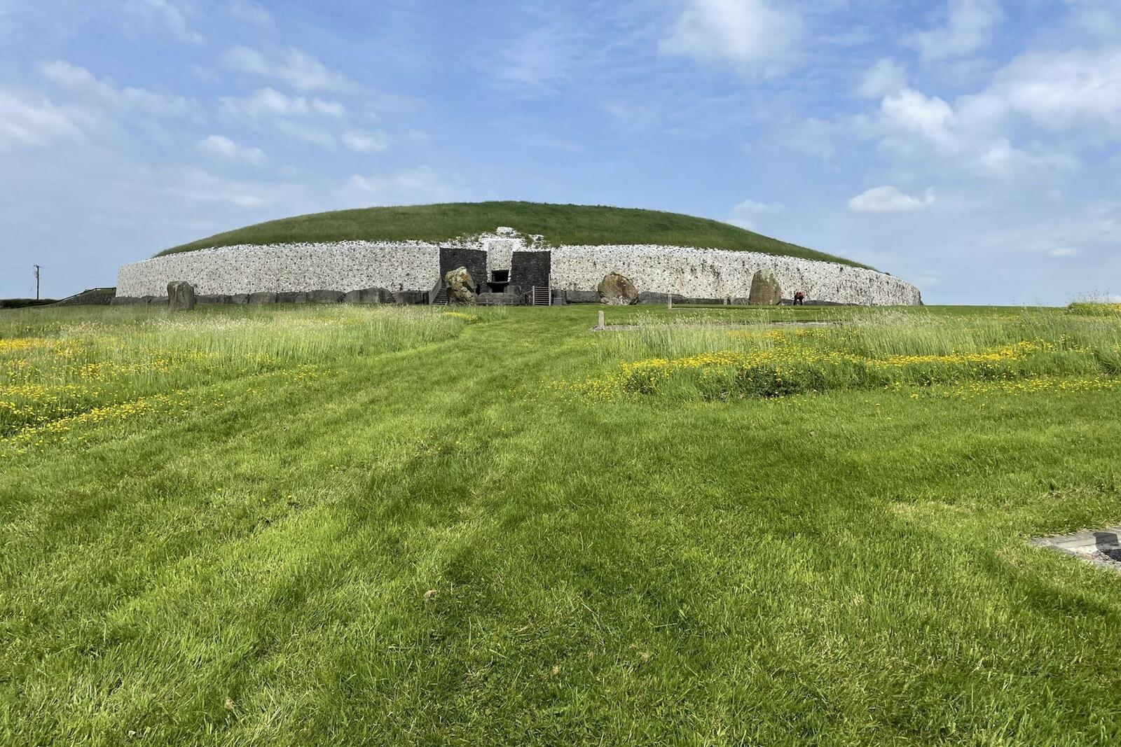Newgrange burial chamber, Brú na Bóinne, Co. Meath - geograph.org.uk - 7780053