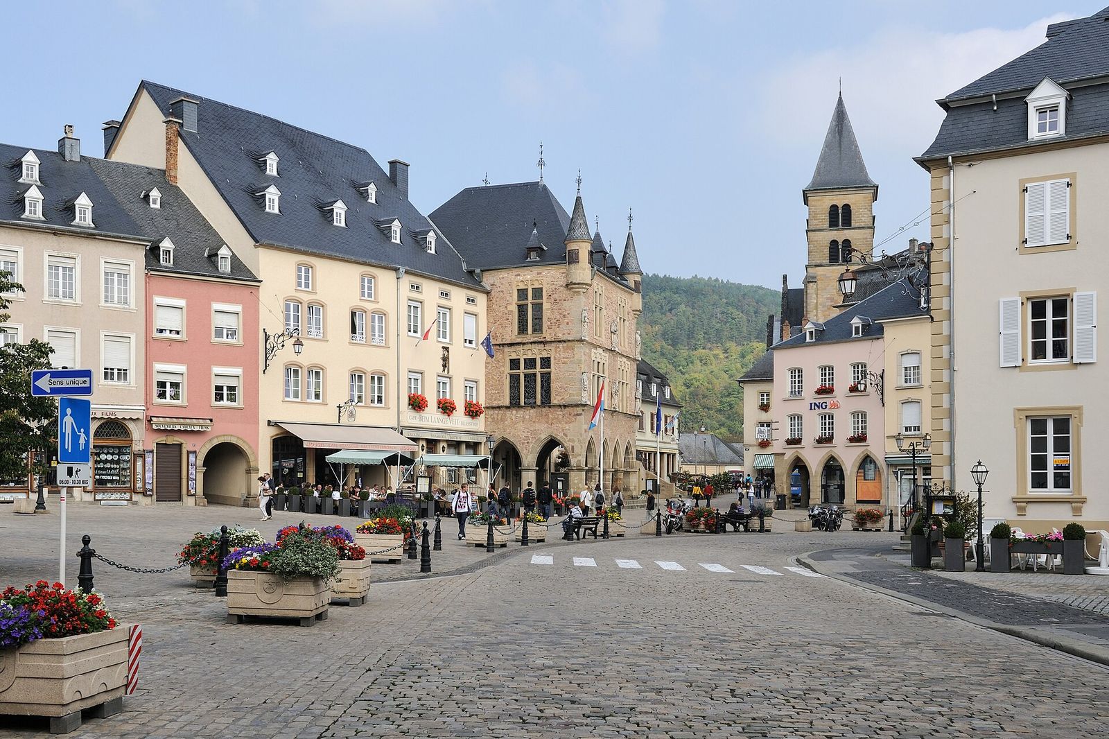 Echternach place du Marché vers abbaye