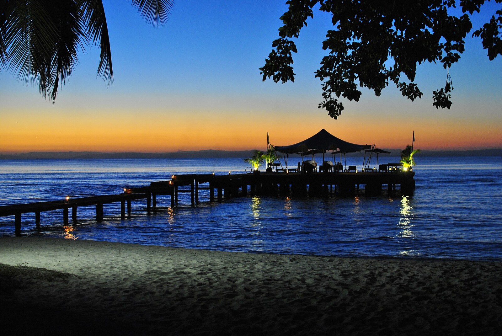 Couché de soleil et ponton, ciel dégagé depuis la plage - Sainte-Marie- Madagascar