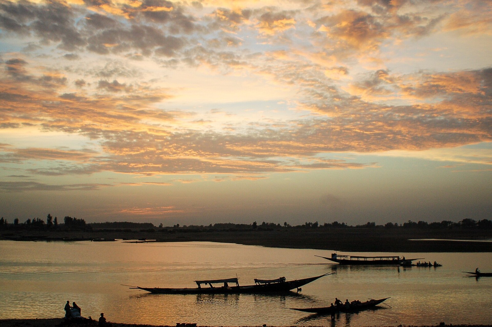 Fisher boats and ferries on Mopti river in Mali. (25130705038)