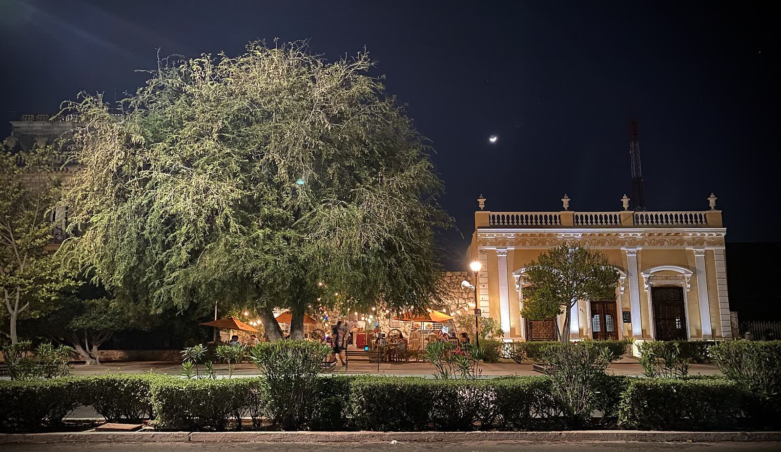 Paseo de Montejo, Merida, Yucatan, Mexico de Noche Abril 2021 - La Luna Sul Mare