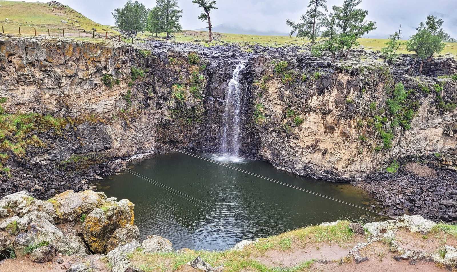 Ulaan Tsutgalan Waterfall
