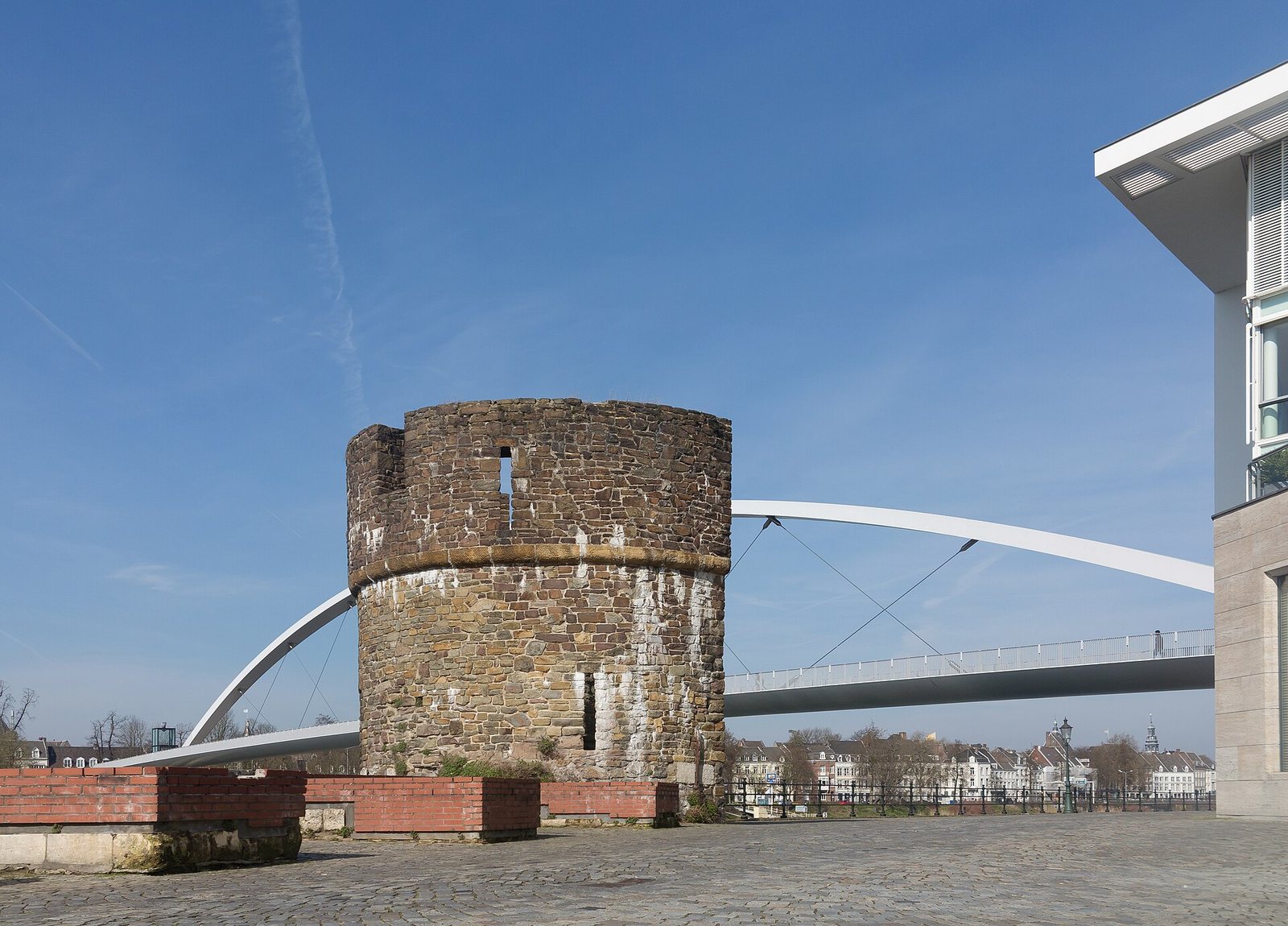 Maastricht, toren langs de Maas bij Plein 1992 foto8 2017-03-25 09.43