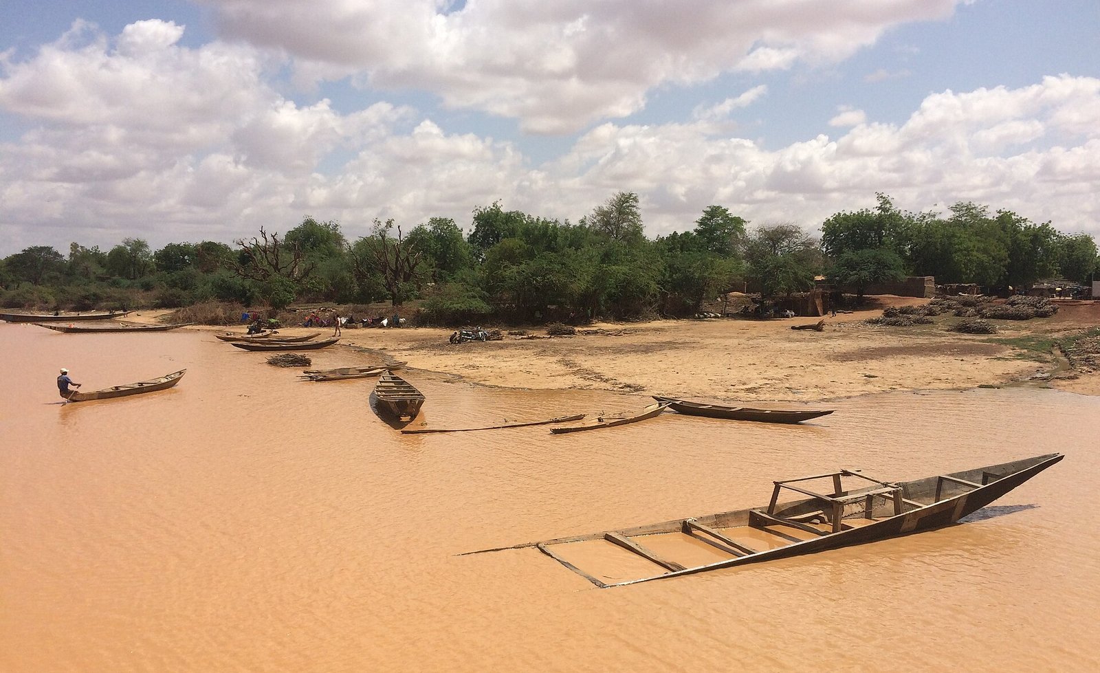 Niger, Say (03), river front, pirogues