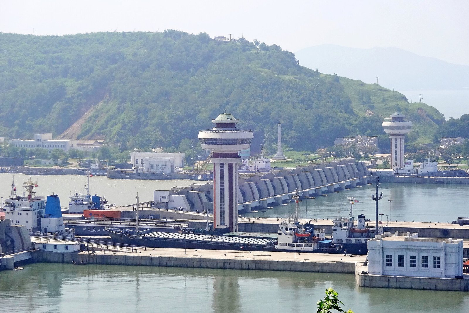 Nampo Dam locks close-up