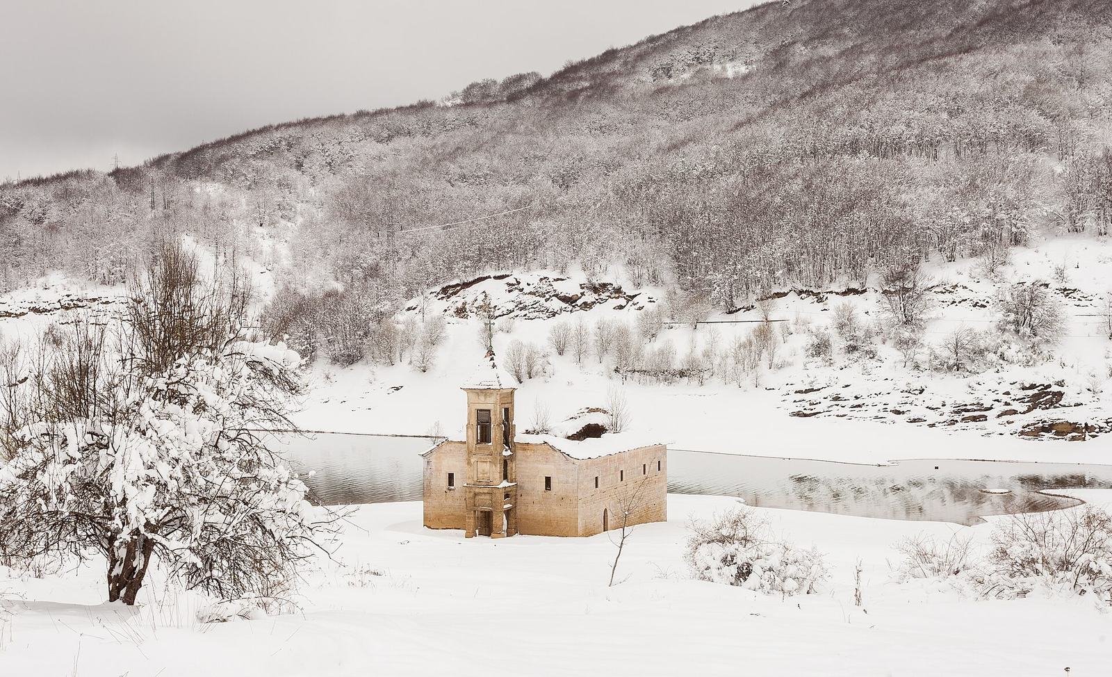 Iglesia sumergida de San Nicolás, lago Mavrovo, Macedonia del Norte, 2014-04-17, DD 11