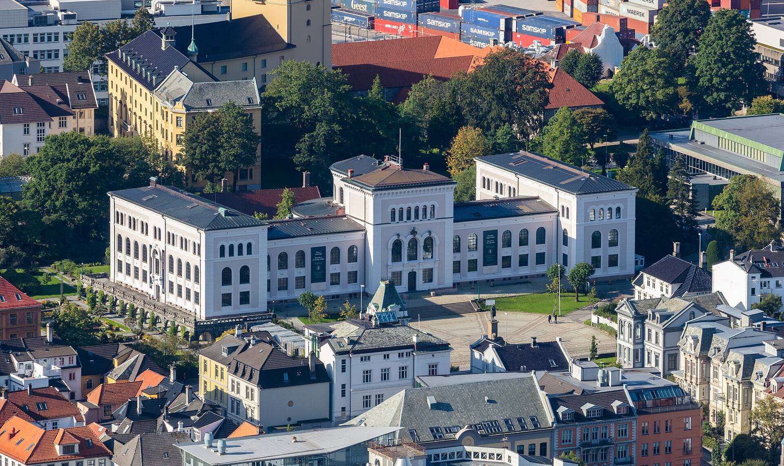 Vista de la Universidad de Bergen desde la montaña Fløyen, Bergen, Noruega, 2019-09-08, DD 44