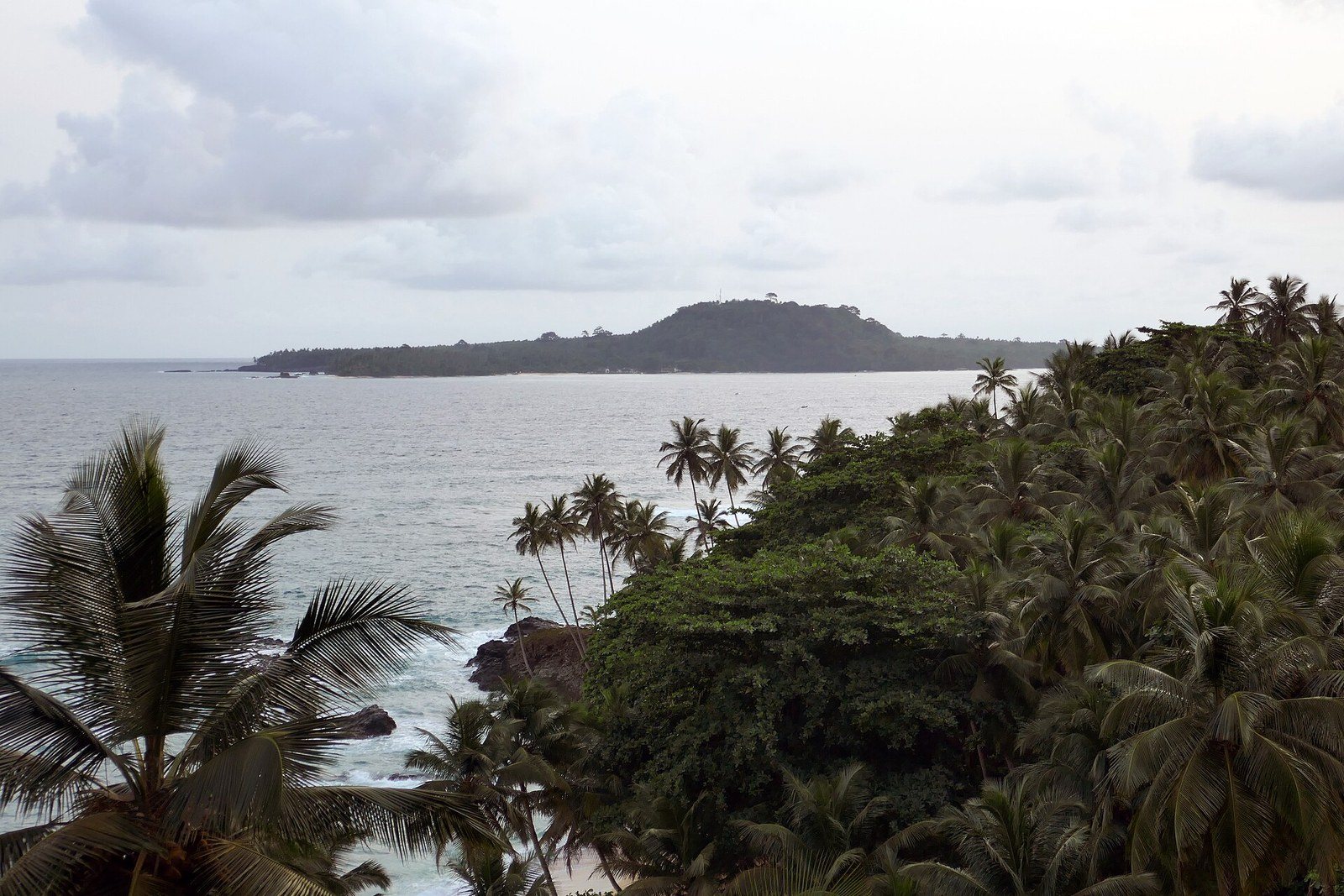 Ilhéu das Rolas vu depuis le N'Guembu Beach Resort (São Tomé) (1)