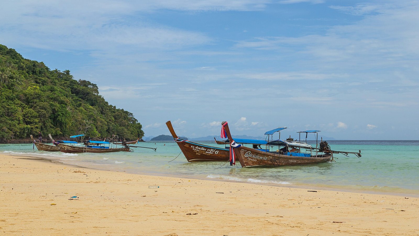 2016 Prowincja Krabi, Ko Phi Phi Don, Plaża Loh Moo Dee, Łodzie długoogonowe