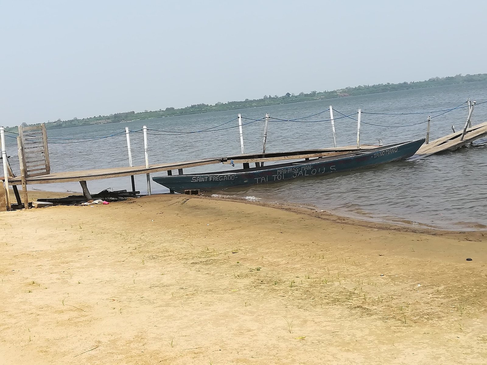 Une pirogue au bord du Lac Togo