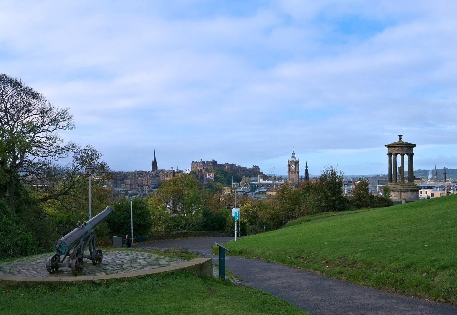 Edinburgh cannon and old town 20211020