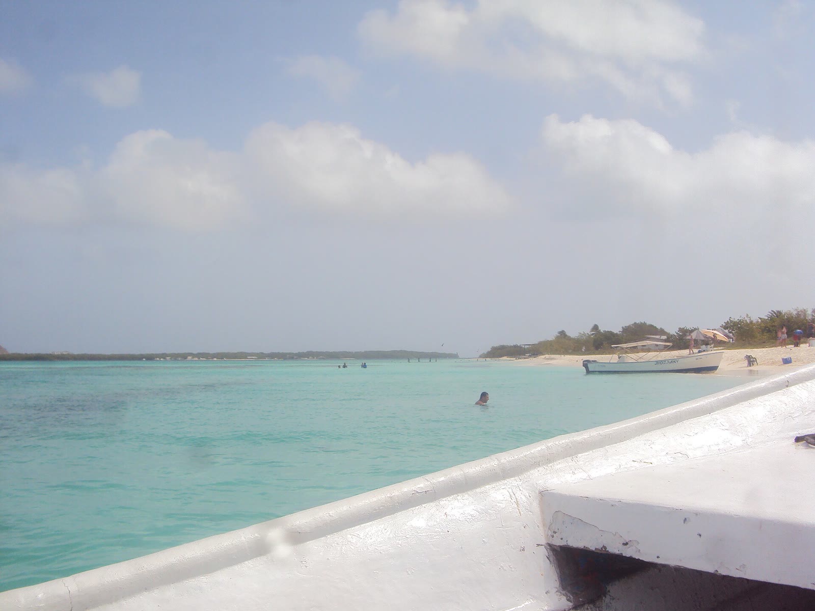 Vista del peñero a la playa de Los Roques - Venezuela.